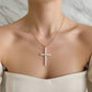 Collar con cadena, clip y colgante de cruz de perlas